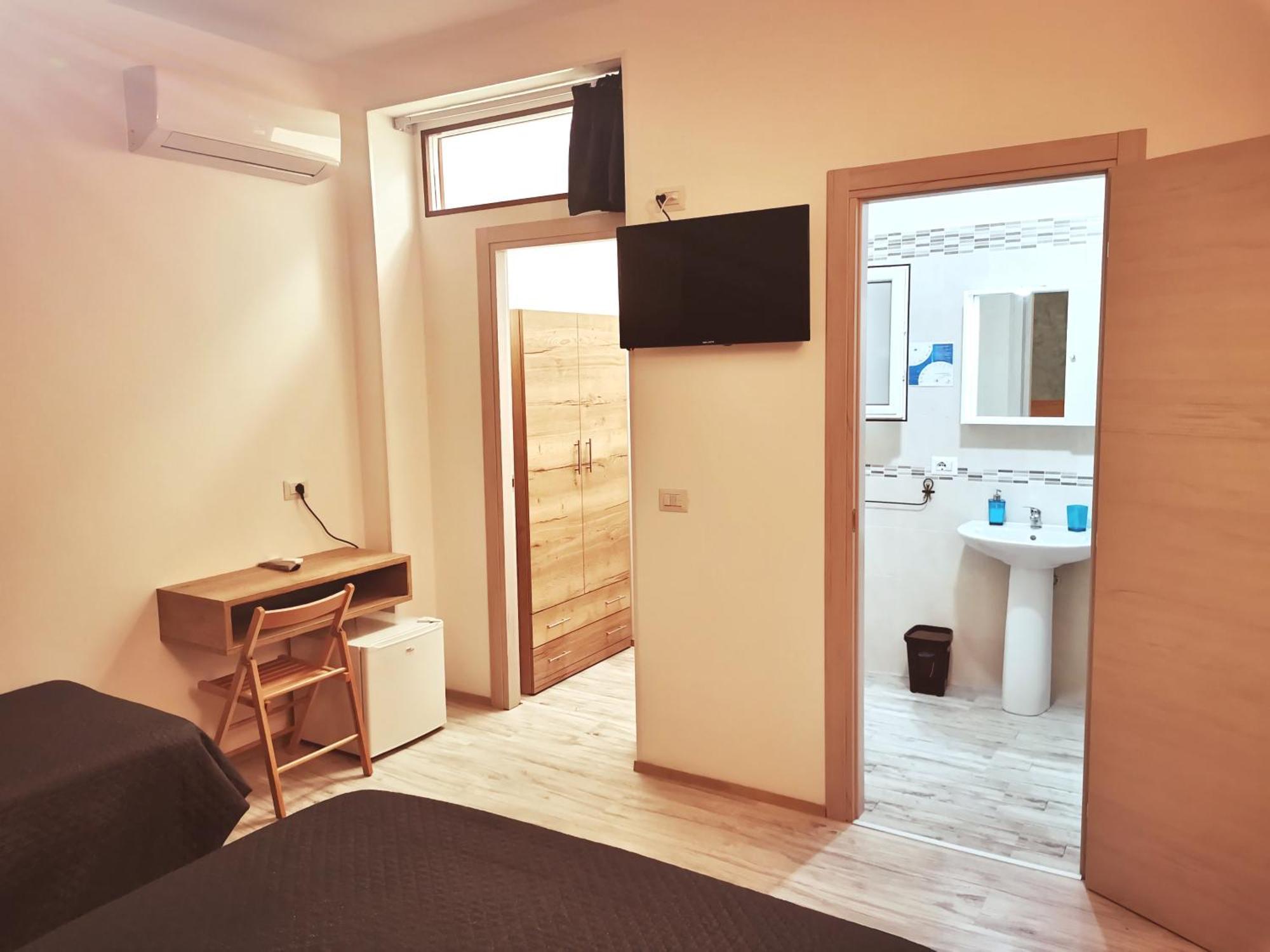 Via Alessandria Hotell Racale Rum bild